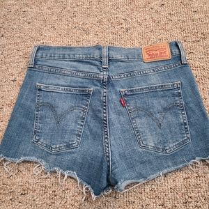 Ladies Levis Distressed Cut Off Shorts Size 28